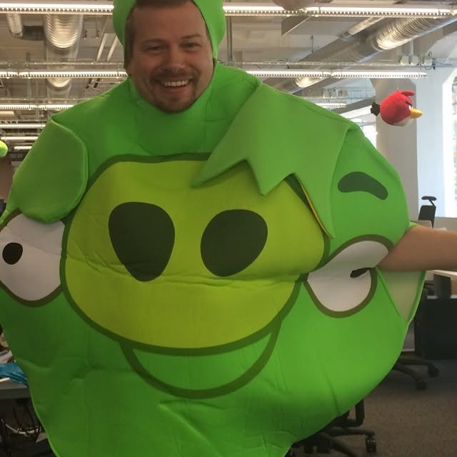 Ya boi bitty in a green pig costume, under attack